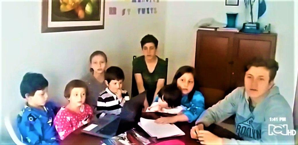 Ocho ninos zipaquirenos recibieron donacion de computadores para sus clases virtuales