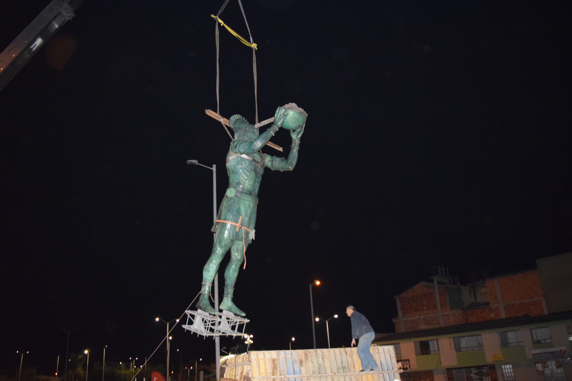 Momento en el que se está erigiendo la escultura